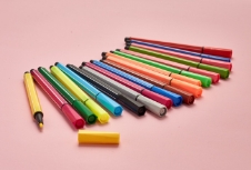 文具企業(yè)應(yīng)該針對(duì)消費(fèi)者關(guān)注點(diǎn)，將品牌策劃進(jìn)行差異化、個(gè)性化的創(chuàng)新